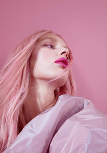 VogueJapan_Oct2018_3.thumb.jpg.d0d6c9367b652879a6e2eee6a7c148cd.jpg
