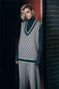 Zara-Fall-Winter-2018-Sweater-Lookbook06.thumb.jpg.fcff05ab6d97a8780dbf12484974f06e.jpg