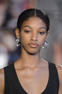 altuzarra-clpa-rs18-5047.thumb.jpg.d52db03f09683e68e64adec39699164c.jpg