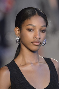 altuzarra-clpa-rs18-5049.thumb.jpg.1f14032ce651f89ddac11b42e2e639c9.jpg