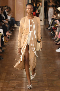 altuzarra-rtw-spring-2019-paris-fashion-week-pfw-021(1).thumb.jpg.6413189ee4efe0e2af6b47cc211fb128.jpg