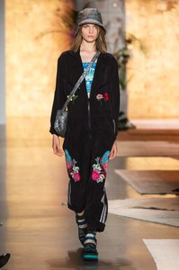 anna-sui-rs19-1909.thumb.jpg.b3289f8a76abfd82546456b4a0fca2d5.jpg