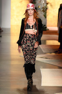 anna-sui-rtw-ss19-photos-05(1).thumb.jpg.761eec945c95a4effe50666c72a89303.jpg