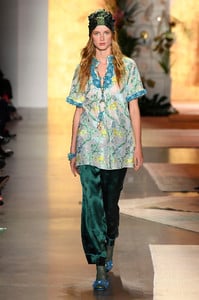 anna-sui-rtw-ss19-photos-10(1).thumb.jpg.40c37e18077fc2b2c2f4c8cbeedc620e.jpg