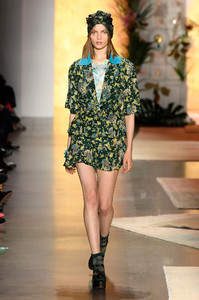 anna-sui-rtw-ss19-photos-12(1).thumb.jpg.d9ee7140c284a27944d440b7984801b5.jpg