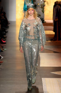 anna-sui-rtw-ss19-photos-25(1).thumb.jpg.76063cc67fe8910db26ef67ef7db2d03.jpg