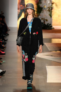 anna-sui-rtw-ss19-photos-32(1).thumb.jpg.74c7d24f269f2a62dc0e4464797b5814.jpg