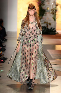 anna-sui-rtw-ss19-photos-51(1).thumb.jpg.e0e59ae586971e12484bd10616a8fcde.jpg