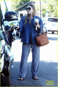 ashley-olsen-steps-out-for-coffee-in-brentwood-01.thumb.jpg.0f534a712c2db02b8d4dc569d7c8bb7d.jpg