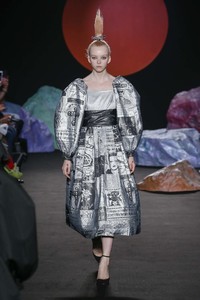 ashley_williams-rtw-spring-2019-london-fashion-week-2024651gomezdevillaboa84(1).thumb.jpg.56675740d6a6787bef167086431e3d53.jpg