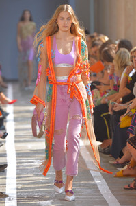 blumarine-rtw-spring-2019-milan-fashion-week-ffw-038(1).thumb.jpg.c5fbc479c08291e39fd9935724bf8026.jpg