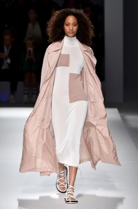 boss-rtw-s19-01(1).thumb.jpg.8a2125d1d1134eb9944d56deb992f3da.jpg