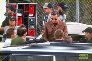 brad-pitt-looks-buff-on-set-leonardo-dicaprio-03.jpg