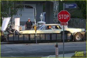 brad-pitt-looks-buff-on-set-leonardo-dicaprio-28.jpg