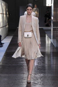 burberry-rtw-spring-2019-london-fashion-week-1392(1).thumb.jpg.af8c5da448b20a2faf39007e64812074.jpg