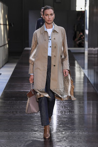 burberry-rtw-spring-2019-london-fashion-week-1394(1).thumb.jpg.a5d5cda3b7165321b74f40b7b6d3c8ac.jpg