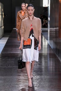 burberry-rtw-spring-2019-london-fashion-week-1398(1).thumb.jpg.16988b2fbb5c36b90d73e24021d70a88.jpg