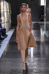 burberry-rtw-spring-2019-london-fashion-week-1413(1).thumb.jpg.be17bf5cb27d5418b9874bafa78199dd.jpg