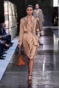 burberry-rtw-spring-2019-london-fashion-week-1419(1).thumb.jpg.a62290962a1adcf4e1b614c92fa5da39.jpg