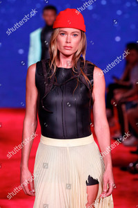 calvin-klein-show-runway-spring-summer-2019-new-york-fashion-week-usa-shutterstock-editorial-9879360d.thumb.jpg.a3077b1a10195e7fba667bcfce31a8ea.jpg