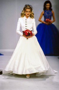 carolina-herrera-fw-1995-1.thumb.jpg.4f8fceaeed767ec6cdfda5bf478a58e1.jpg