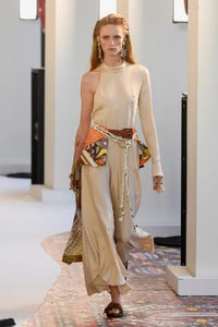 chloe-ggrtw-spring-2019-paris-fashion-week0762(1).thumb.jpg.c150dfe3c1b2bc48eab3a72e3f8c34ef.jpg