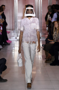 courreges-rtw-spring-2019-paris-fashion-week-pfw-023(1).thumb.jpg.2c747d6fc332236f2239e6158452a705.jpg