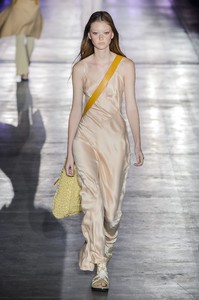 defile-alberta-ferretti-printemps-ete-2019-milan-look-12.thumb.jpg.36629ef0cb5608dcc6fc612d36e98e2f.jpg
