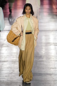 defile-alberta-ferretti-printemps-ete-2019-milan-look-33.thumb.jpg.9fb4dd159dc7ddb4437f9eaced0ed720.jpg