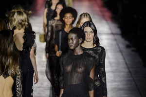 defile-alberta-ferretti-printemps-ete-2019-milan-look-59.thumb.jpg.0dc37665141d3cf06e2219a3a5dd3474.jpg