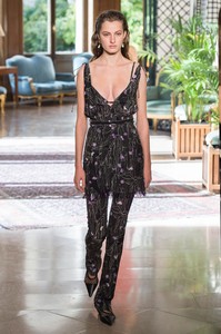 defile-altuzarra-printemps-ete-2019-paris-look-34.thumb.jpg.834a8878022b1ecb1a27ce1631a2fda4.jpg