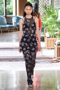 defile-altuzarra-printemps-ete-2019-paris-look-35.thumb.jpg.9feaef10eabac771b6f9ce1953fcf619.jpg