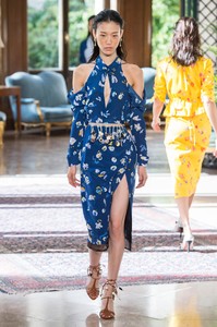 defile-altuzarra-printemps-ete-2019-paris-look-7.thumb.jpg.dc76bd524b82e80b093f34f93bfd51aa.jpg