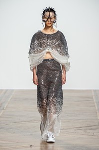 defile-anrealage-printemps-ete-2019-paris-look-15.thumb.jpg.2648fbc1827924a0a72661ceedcbee17.jpg