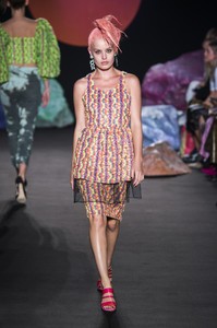 defile-ashley-williams-printemps-ete-2019-londres-look-3.thumb.jpg.6cbc1bd9ccf1aa0327aae9f94dab2835.jpg