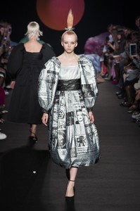 defile-ashley-williams-printemps-ete-2019-londres-look-33.thumb.jpg.d35925f319726f834f4c9c1156a57012.jpg
