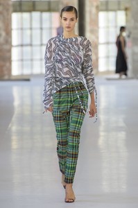 defile-atlein-printemps-ete-2019-paris-look-8.thumb.jpg.a04135c7da91de397613aa9c511ac5dd.jpg