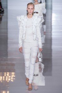 defile-balmain-printemps-ete-2019-paris-look-15.thumb.jpg.126673867e869ce37ee667f5c19406b8.jpg