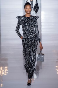 defile-balmain-printemps-ete-2019-paris-look-20.thumb.jpg.8ac8018103c2fe91e5ffba1dc8a687a2.jpg