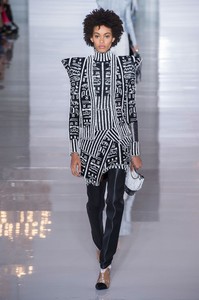 defile-balmain-printemps-ete-2019-paris-look-24.thumb.jpg.eeda684eae24cc81ba4cfacd4a567ce7.jpg