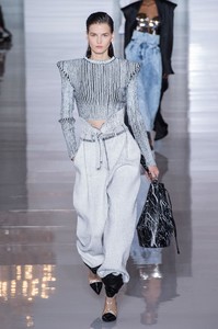 defile-balmain-printemps-ete-2019-paris-look-25.thumb.jpg.003b44a73905fb8cb9652dc259b66654.jpg
