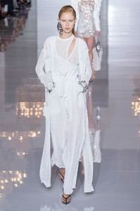 defile-balmain-printemps-ete-2019-paris-look-3.thumb.jpg.e82b2c714636468e6fe94ebfa61686f1.jpg