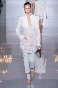 defile-balmain-printemps-ete-2019-paris-look-37.thumb.jpg.86eabf8c79e8339491e7bbd2a860a7d8.jpg