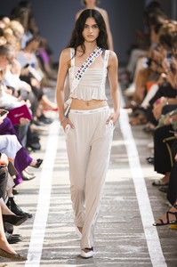 defile-blumarine-printemps-ete-2019-milan-look-10.thumb.jpg.4846acacce93c99a240249073d58d17a.jpg