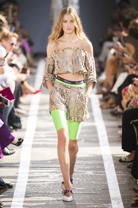 defile-blumarine-printemps-ete-2019-milan-look-2.thumb.jpg.8c5d383a37f52224d2414a14afbecbb4.jpg