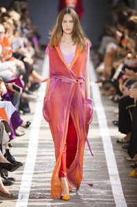 defile-blumarine-printemps-ete-2019-milan-look-22.thumb.jpg.f09cdf31563487566015db4b2fd660d8.jpg