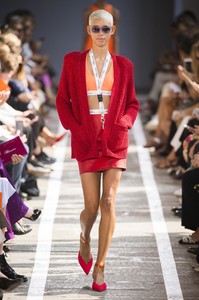 defile-blumarine-printemps-ete-2019-milan-look-23.thumb.jpg.dd84a56c200dbb07faed6b3a61b94099.jpg