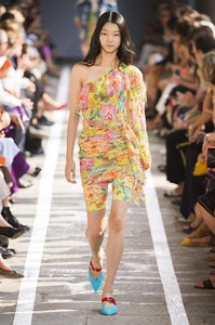 defile-blumarine-printemps-ete-2019-milan-look-26.thumb.jpg.505aa18344b926d1374d71abd71ae184.jpg