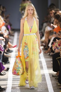 defile-blumarine-printemps-ete-2019-milan-look-28.thumb.jpg.d76bf7e540c1f1b7b562e48a258c3dca.jpg
