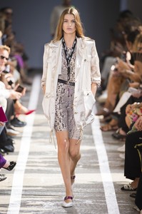 defile-blumarine-printemps-ete-2019-milan-look-3.thumb.jpg.dd56d62504cb0f18d871c8ff43d9ec61.jpg